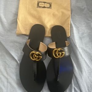 Leather thong sandal with Double G